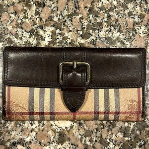 Burberry Wallet! | Vintage | Beautiful Beige Women’s hand wallet!